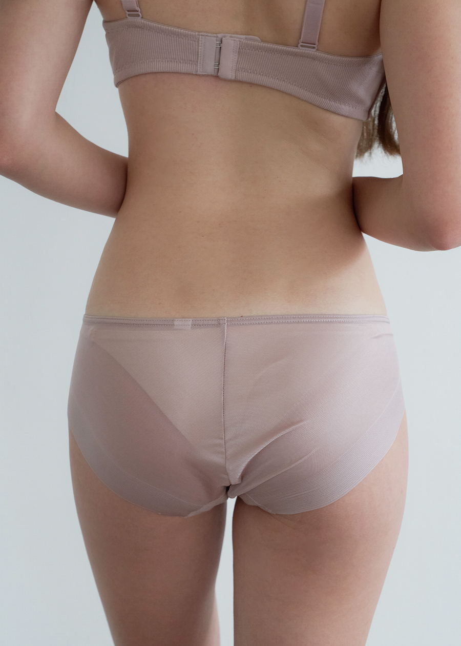 부드러운 원단과 절개선이 돋보이는 여성 팬티 착용 모습으로 원더브라 공식몰 제품입니다